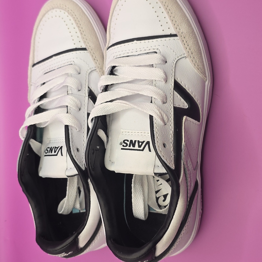 Vans Classic White and Black Low Tops Lowland Women's 6 Or Boys 4.5 - Picture 4 of 9